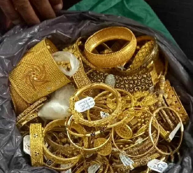 معجزه در محل دفن زباله بروجرد؛ طلای ۵ میلیاردی در میان ۲۷۰ تن زباله پیدا شد
