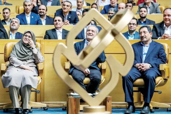 آیا رئیس‏‌جمهور موفق به دریافت استاندارد می‌‏شود؟درباره عکسی از مسعود پزشکیان در مراسم بزرگداشت روز جهانی استاندارد