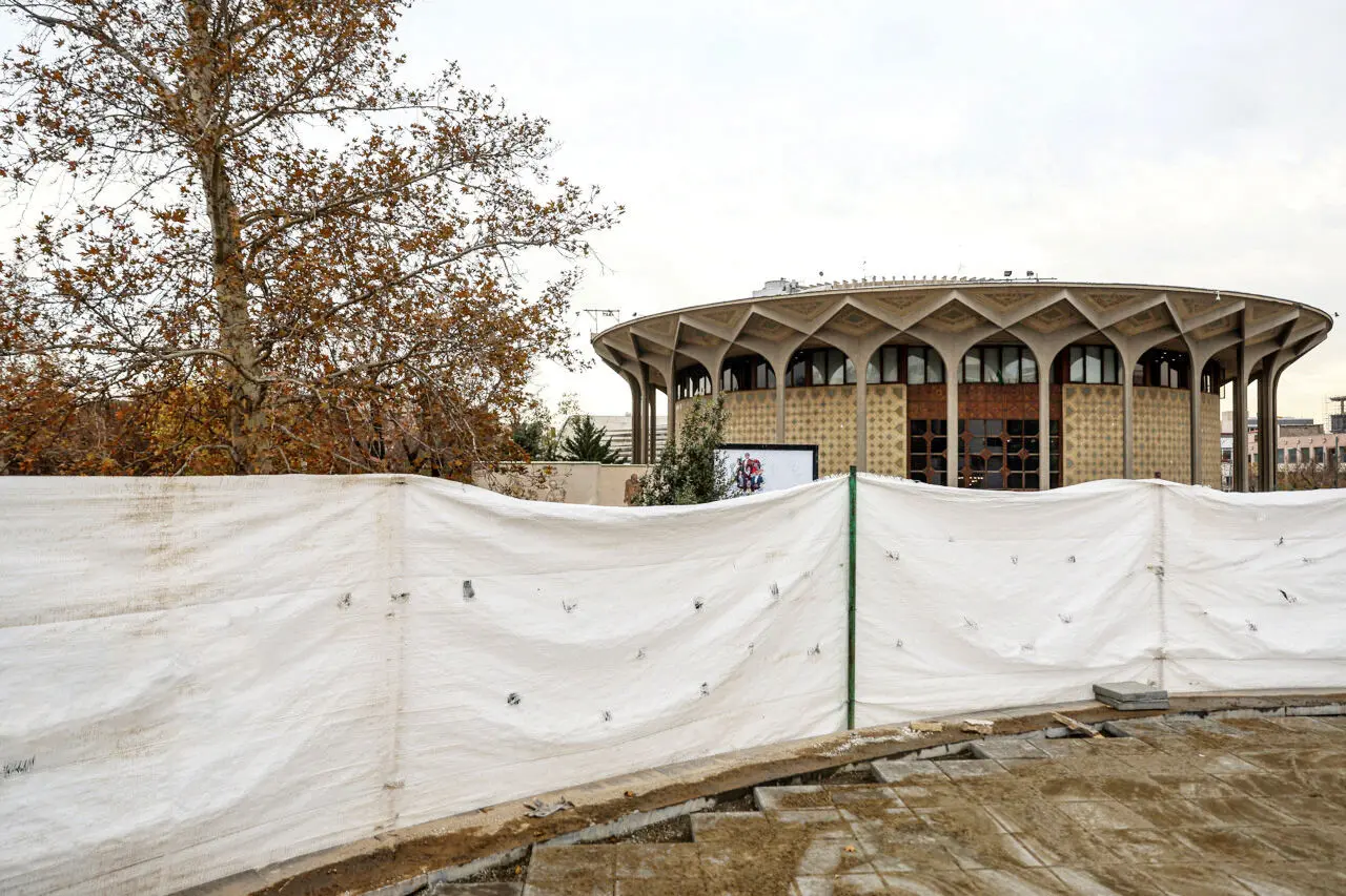 تمامِ ناتمام / تئاتر ایران سال ۱۴۰۳ را با ‏مشخص نبودن تکلیف مدیران اداره‏‌کل هنرهای نمایشی، تئاتر شهر و خانه تئاتر و بلاتکلیفی وضعیت ساخت‏‌وساز در دو مجموعه تئاتری به پایان می‌‏برد 