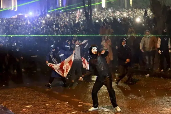 گرجستان در آشوب؛ معترضان خیابان‌ها را به تصرف خود درآوردند