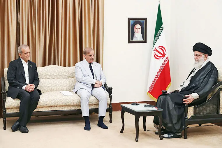 رهبری در دیدار نخستوزیر پاکستان تاکید کردند: لزوم فعالیت مشترک برای توقف جنایات در غزه