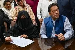 عمران خان و همسرش به ۱۷ سال زندان محکوم شدند
