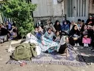 ازدحام افغانستان در پاکستان/مهاجران افغانستانی برای دریافت مدرک شناسایی جدید روزها مقابل سفارت این کشور در نوبت می‌‏مانند