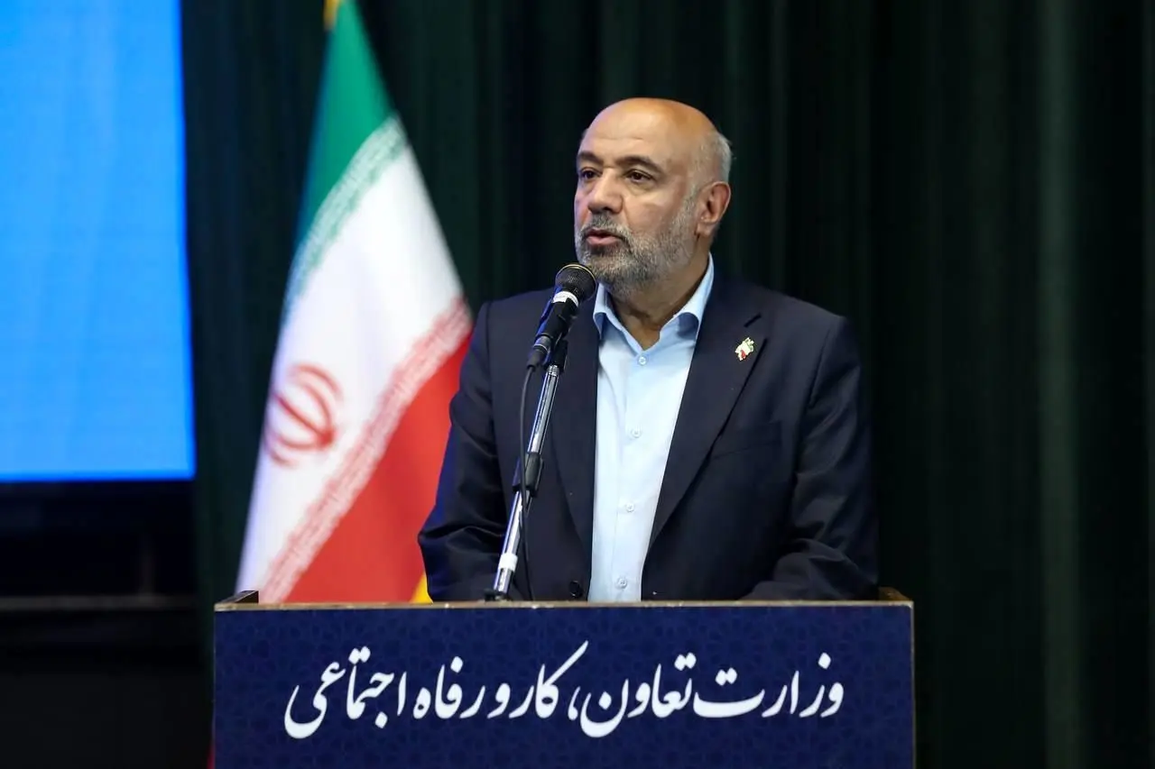 وزیر رفاه: در وزارت کار، کنار مردم و در سمت درست تاریخ ایستادیم/جنگ وقفهای در ارائه خدمات اجتماعی ایجاد نکرد/ جنگ تحمیلی اخیر میتواند نقطه عطفی در توسعه نظام تأمین اجتماعی شود
