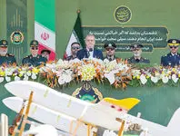 رژه در میانه مذاکرات/مراسم روز ارتش با حضور رئیس جمهور و فرماندهان عالی نظامی برگزار شد 