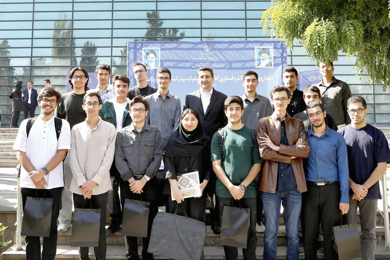کاشتن بذر امید/روایتی از بازدید برگزیدگان برتر کنکور ریاضی از پژوهشگاه ارتباطات و فناوری اطلاعات و دیدار با وزیر ارتباطات