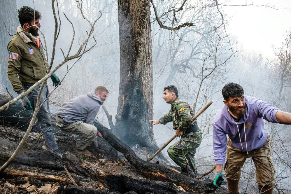 مگر خدا کمک کند/ درباره عکسی از عملیات مهار آتش‌سوزی مناطق کوهستانی روستاهای دلیر و الی