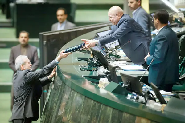 بدون مماشات بودجه برخی نهادها را حذف کنید/180 پژوهشگر و کنشگر حوزه‌‏های اقتصاد و علوم اجتماعی در نامه‌‏ای سرگشاده به رئیس‏‌جمهور بر کاهش هزینه‏‌های حکمرانی تاکید کردند