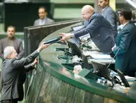 بدون مماشات بودجه برخی نهادها را حذف کنید/180 پژوهشگر و کنشگر حوزه‌‏های اقتصاد و علوم اجتماعی در نامه‌‏ای سرگشاده به رئیس‏‌جمهور بر کاهش هزینه‏‌های حکمرانی تاکید کردند