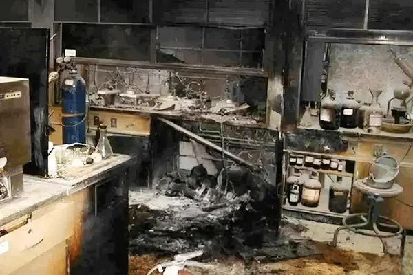 گزارشی درباره شرایط غیراستاندارد آزمایشگاه‌‏های دانشگاه‌‏ها، دلایل مرگ محمدامین کلاته  و گفت‏‌وگو با یک دانشجوی دانشگاه علم و صنعت که در حادثه کارگاه تاسیسات، حس دست چپش را از دست داد/تکنسین نبود، دانشجویان کپسول هیدروژن را عوض کردند