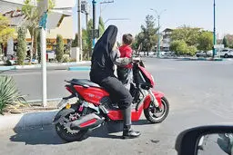 بنشینم و صبر پیش گیرم/درباره عکسی از موتور سوار زن و بچه‌اش