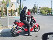 بنشینم و صبر پیش گیرم/درباره عکسی از موتور سوار زن و بچه‌اش