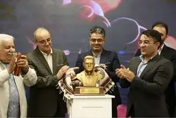 آقای مدیر از سردیس خود رونمایی کرد + عکس 