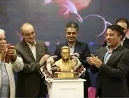آقای مدیر از سردیس خود رونمایی کرد + عکس 