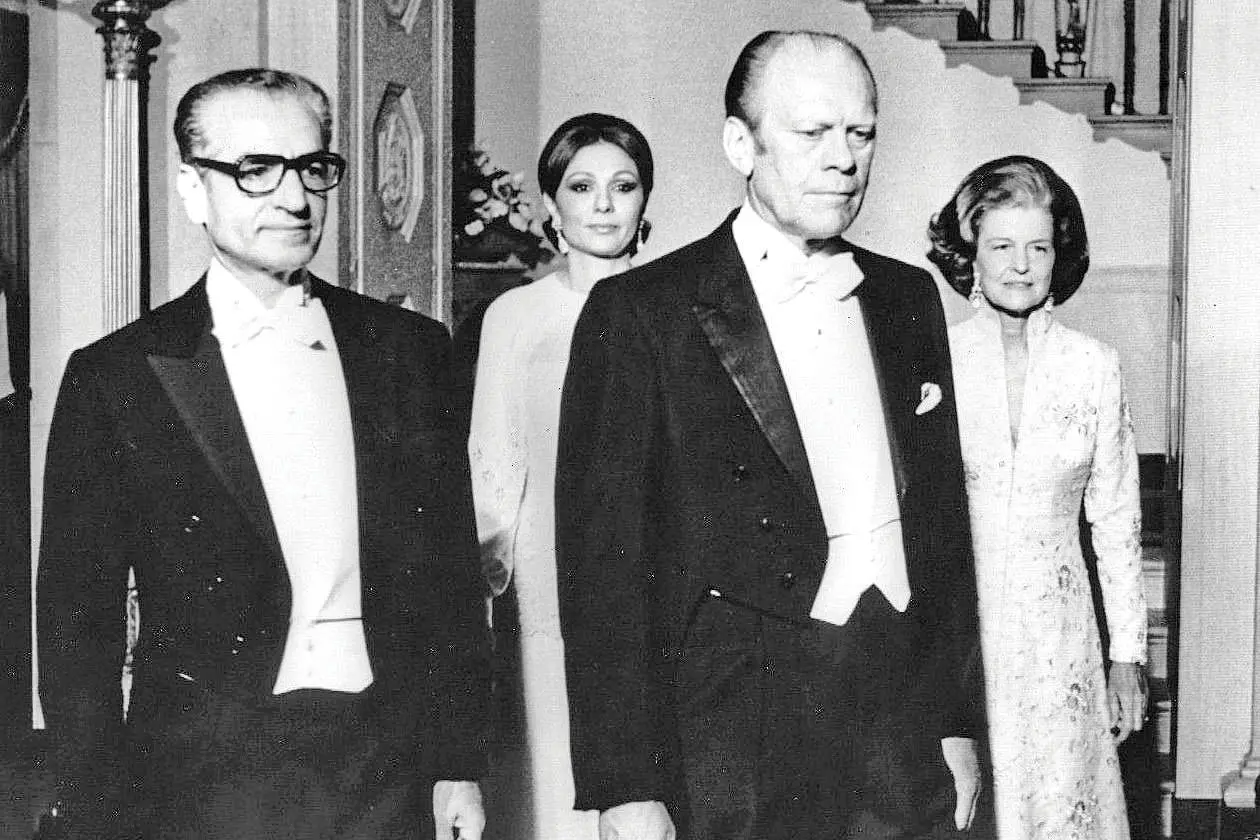 منازعه بازمانده از زمان شاه / تهران و واشنگتن از دهه ۱۹۷۰ در مورد غنیسازی اورانیوم و بازفرآوری سوخت هستهای در خاک ایران با یکدیگر اختلافنظر دارند