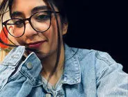 تصویر موهای روی تشک صورتی، متعلق به پرنیا است 