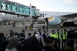 هواپیمای آمریکایی حامل ۱۷۲ مهاجر اخراجی در پایتخت ونزوئلا فرود آمد، در حالی که رئیس جمهور آمریکا دستور بسته شدن حریم هوایی این کشور را صادر کرده بود.