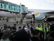 هواپیمای آمریکایی حامل ۱۷۲ مهاجر اخراجی در پایتخت ونزوئلا فرود آمد، در حالی که رئیس جمهور آمریکا دستور بسته شدن حریم هوایی این کشور را صادر کرده بود.