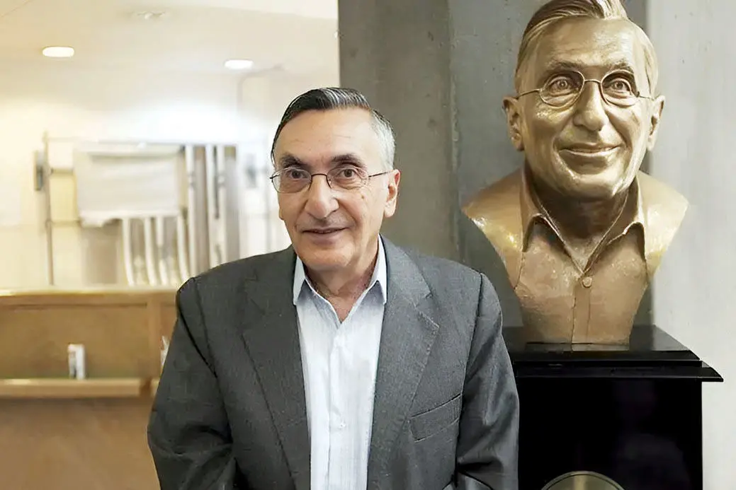 نامیرای کتابداری/گفت‌‏وگو با علی‌اشرف ‌‌صادقی ،علی دهباشی، اسدالله امرایی و مجتبی حسینی درباره کامران فانی که دیروز درگذشت