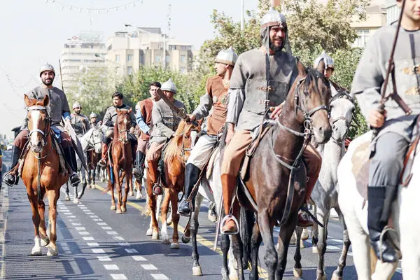 با خودتان صادق باشید/درباره عکسی از رژه سربازان هخامنشی در خیابان انقلاب