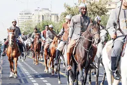 با خودتان صادق باشید/درباره عکسی از رژه سربازان هخامنشی در خیابان انقلاب