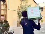 نکوبید «علی» خواب است/درباره عکسی از تابوتی که یک‌نفره به سمت خاک می‌رود
