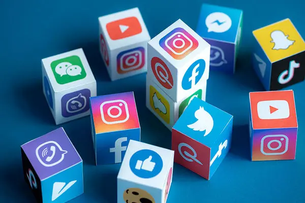 زوال تفکر انتقادی در عصر افراط رسانه‌ای