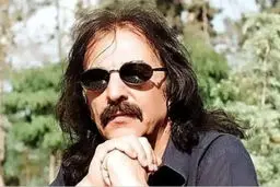 سربلندی موسیقی ایران در جهان/موسیقی کورش یغمایی در صدادهی و لحن، فولک‌‏راک را برای شنونده غربی تداعی می‌‏کند