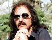 سربلندی موسیقی ایران در جهان/موسیقی کورش یغمایی در صدادهی و لحن، فولک‌‏راک را برای شنونده غربی تداعی می‌‏کند