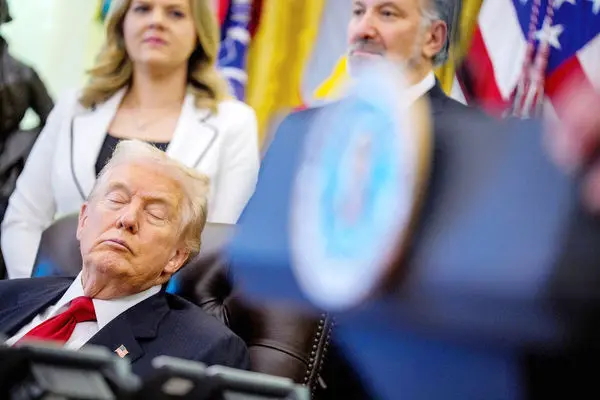 تو را خوابِ نیمروز بِه.../ درباره عکسی از چرت زدن رئیس‌جمهور آمریکا