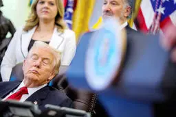 تو را خوابِ نیمروز بِه.../ درباره عکسی از چرت زدن رئیس‌جمهور آمریکا