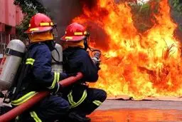 مهار آتش‌سوزی گسترده در انبار کالاهای وارداتی قشم