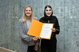 امضای دیوار المپیک توسط ناهید کیانی در لوزان سوییس