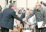 کوروش احمدی دیپلمات بازنشسته در گفت‌وگو با «هم‌‏میهن»: گاهی شعارهای خودشان را باور می‌‏کنند
